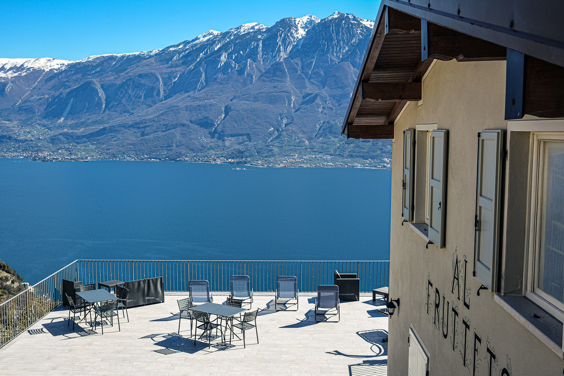 Holiday apartments in Tignale with lake view